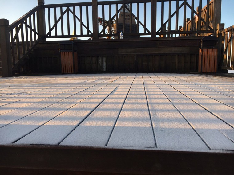 Hà Nội nóng như hè, Fansipan xuất hiện băng giá ảnh 1