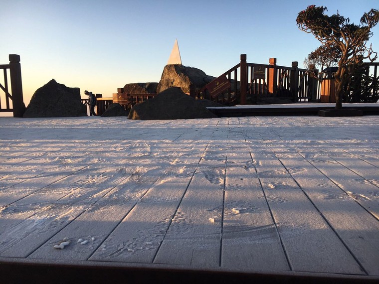 Hà Nội nóng như hè, Fansipan xuất hiện băng giá ảnh 3