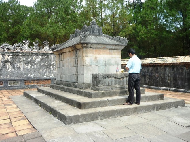 Vua Tự Đức nổi tiếng với giai thoại nào dưới đây?