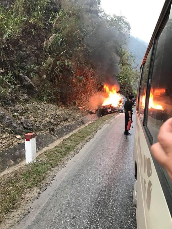 Đối đầu xe bán tải, ‘xế hộp’ Explorer bốc cháy dữ dội ảnh 2