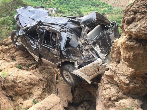 Ô tô lao xuống vực sâu hơn 100 m tại Sơn La, 2 người thương vong ảnh 2