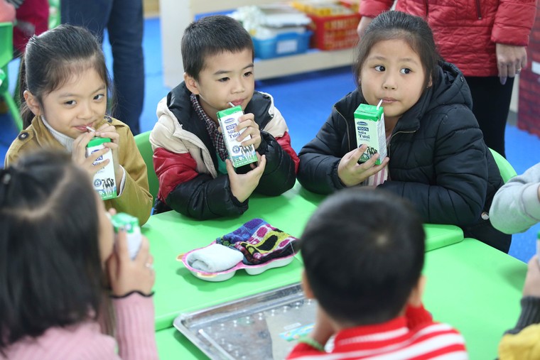 Biết bao sự chung tay để có ly sữa học đường an toàn, hiệu quả cho trẻ em Thủ đô ảnh 1