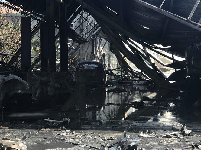 Hiện trường tan hoang bên trong gara ôtô bị thiêu rụi ở TP.HCM ảnh 6