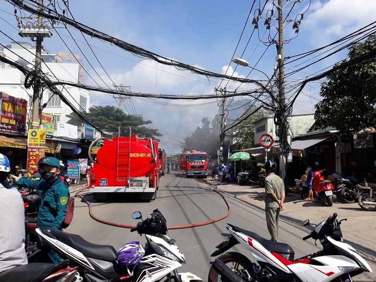 Hiện trường tan hoang bên trong gara ôtô bị thiêu rụi ở TP.HCM ảnh 3