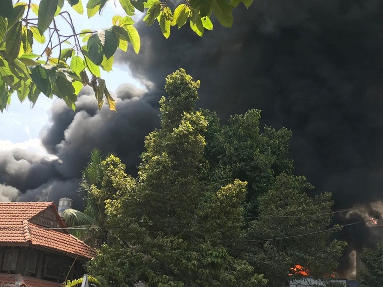 Hiện trường tan hoang bên trong gara ôtô bị thiêu rụi ở TP.HCM ảnh 2