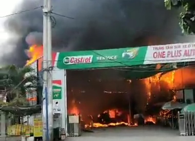 Hiện trường tan hoang bên trong gara ôtô bị thiêu rụi ở TP.HCM ảnh 1