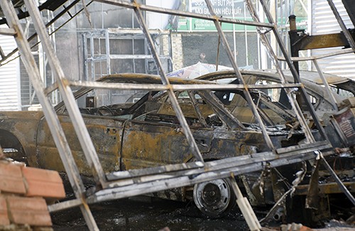 Hiện trường tan hoang bên trong gara ôtô bị thiêu rụi ở TP.HCM ảnh 4