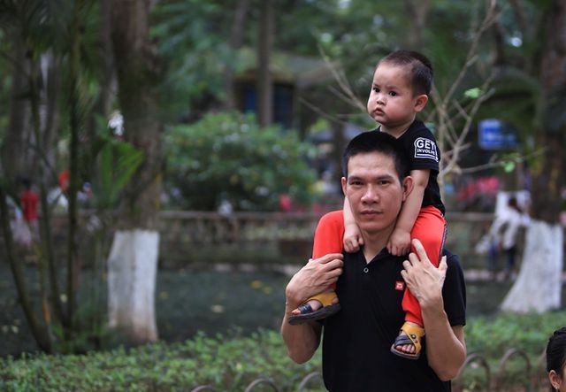 Vườn thú, công viên Hà Nội đông nghịt người trong ngày nghỉ lễ ảnh 7