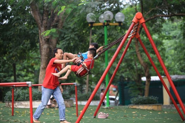 Vườn thú, công viên Hà Nội đông nghịt người trong ngày nghỉ lễ ảnh 9