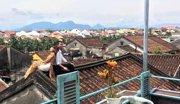 Hội An: Nhiều cặp đôi ‘nằm, ngồi’ lên mái nhà cổ để chụp ảnh độc ảnh 2