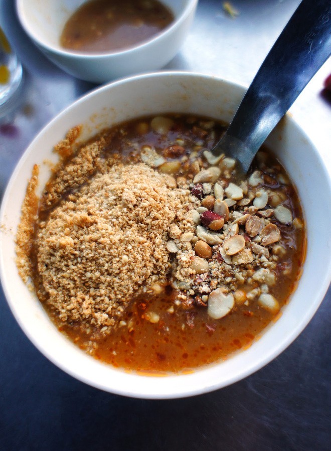 Nước chấm để ăn kèm với gỏi cá Nam Ô được chế biến từ đâu?