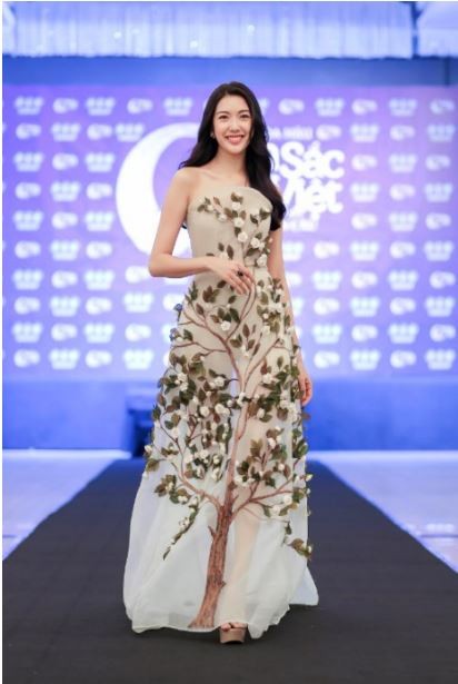 Á hậu Thúy Vân quyến rũ 'đọ sắc' cùng thí sinh Hoa hậu bản sắc Việt toàn cầu ảnh 2