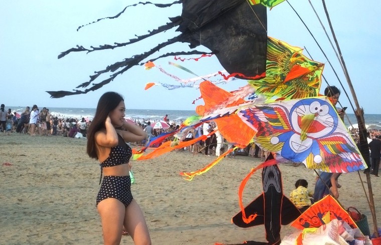 Ngày đầu nghỉ lễ: Biển Sầm Sơn đục ngầu, vạn người vẫn chen nhau tắm ảnh 6