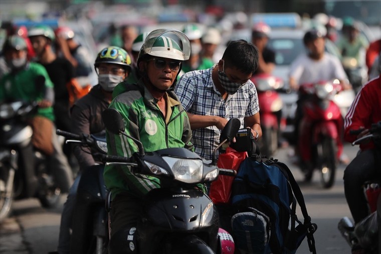 Người dân ùn ùn trở lại Hà Nội sau kỳ nghỉ lễ 30/4 -1/5 ảnh 5