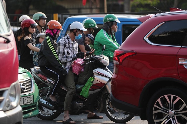 Người dân ùn ùn trở lại Hà Nội sau kỳ nghỉ lễ 30/4 -1/5 ảnh 6