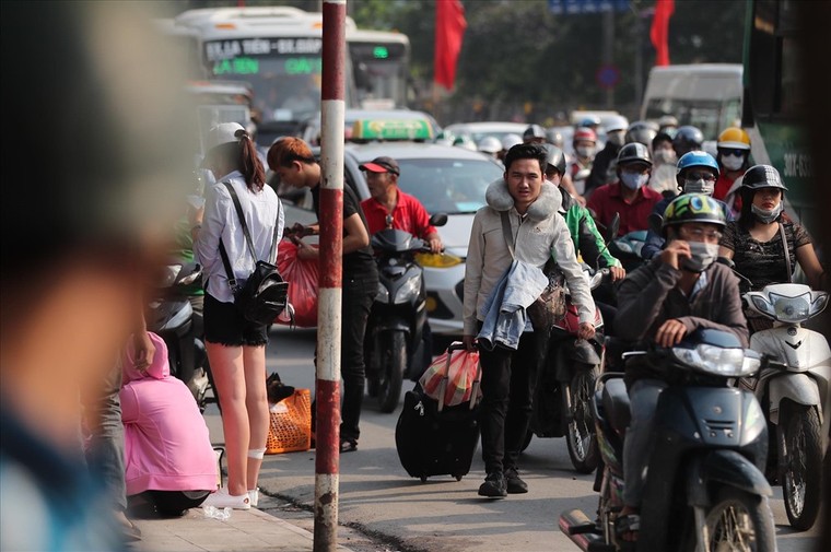 Người dân ùn ùn trở lại Hà Nội sau kỳ nghỉ lễ 30/4 -1/5 ảnh 7