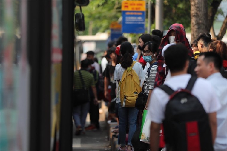 Người dân ùn ùn trở lại Hà Nội sau kỳ nghỉ lễ 30/4 -1/5 ảnh 11