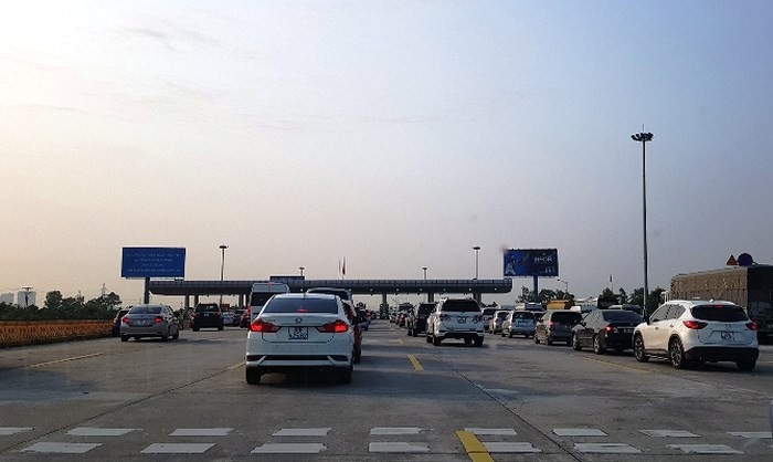 Người dân ùn ùn trở lại Hà Nội sau kỳ nghỉ lễ 30/4 -1/5 ảnh 8