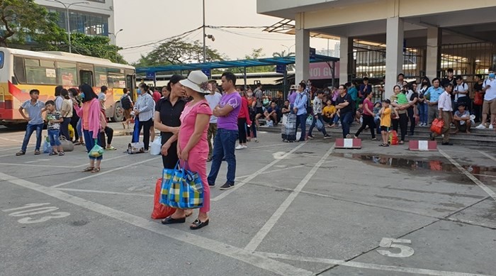 Người dân ùn ùn trở lại Hà Nội sau kỳ nghỉ lễ 30/4 -1/5 ảnh 4