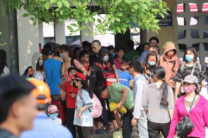 Người dân ùn ùn trở lại Hà Nội sau kỳ nghỉ lễ 30/4 -1/5 ảnh 3