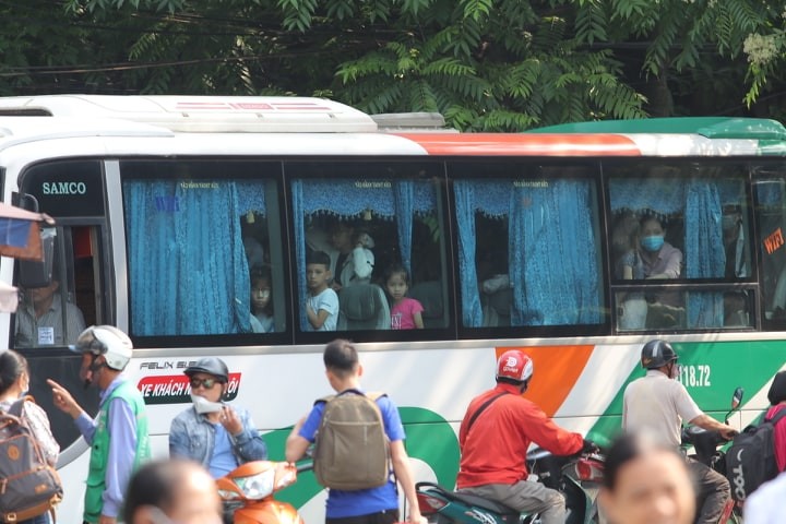 Người dân ùn ùn trở lại Hà Nội sau kỳ nghỉ lễ 30/4 -1/5 ảnh 9