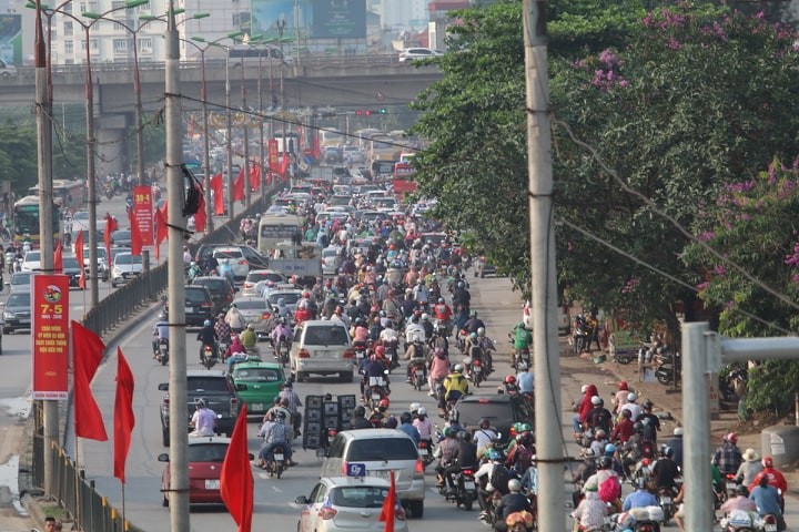 Người dân ùn ùn trở lại Hà Nội sau kỳ nghỉ lễ 30/4 -1/5 ảnh 1