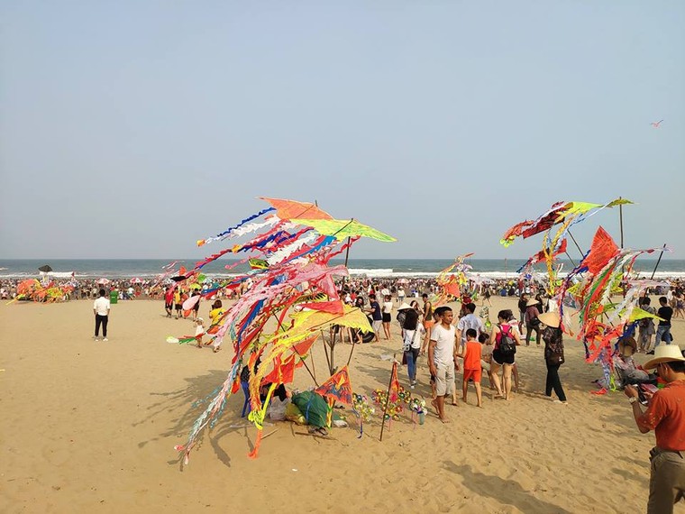 Đón hơn 70 vạn lượt khách trong Đại lễ, du lịch Sầm Sơn 'bội thu' ảnh 2