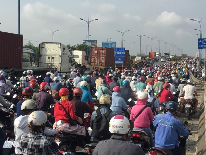 Cửa ngõ TPHCM bỗng dưng kẹt xe bất thường suốt buổi sáng ảnh 2