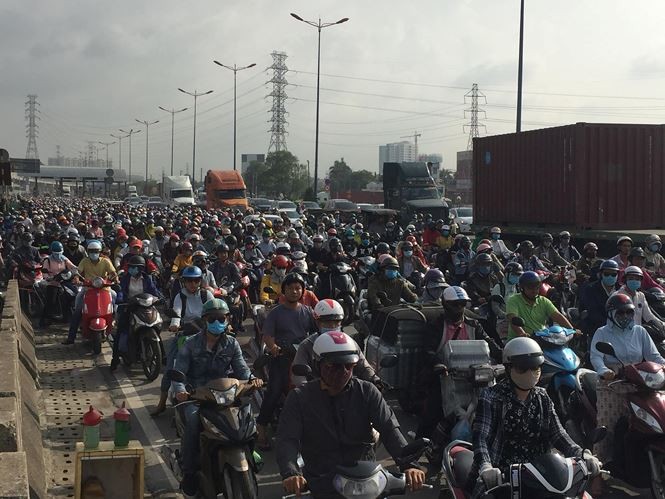 Cửa ngõ TPHCM bỗng dưng kẹt xe bất thường suốt buổi sáng ảnh 3