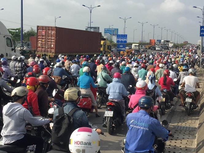 Cửa ngõ TPHCM bỗng dưng kẹt xe bất thường suốt buổi sáng ảnh 4