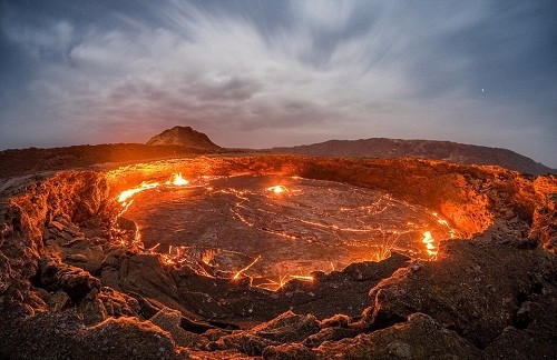 Hồ dung nham nằm bên trong núi lửa Erta Ale ở Ethiopia là hồ dung nham hoạt động lâu đời nhất trên thế giới. Nó có biệt danh là gì?