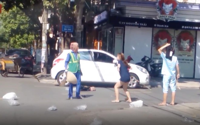 Nhắc nhở việc vứt rác, nữ lao công bị chủ shop áo quần đánh ảnh 2