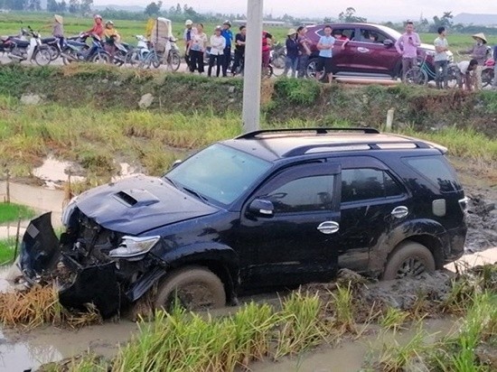 Xe cảnh sát giao thông mất lái tông nhà dân khiến một người bị thương ảnh 2