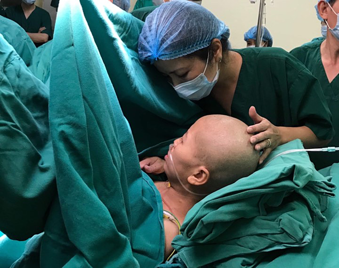 Xúc động ca mổ đặc biệt đón bé sơ sinh từ người mẹ ung thư giai đoạn cuối ảnh 1