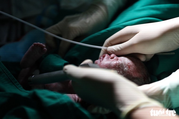 Xúc động ca mổ đặc biệt đón bé sơ sinh từ người mẹ ung thư giai đoạn cuối ảnh 3