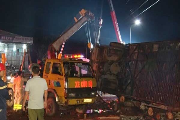 Lật xe khách trong đêm, 2 người chết 17 người bị thương ảnh 2