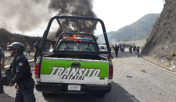 Hiện trường vụ tai nạn xe buýt kinh hoàng ở Mexico, ít nhất 35 người thương vong ảnh 3