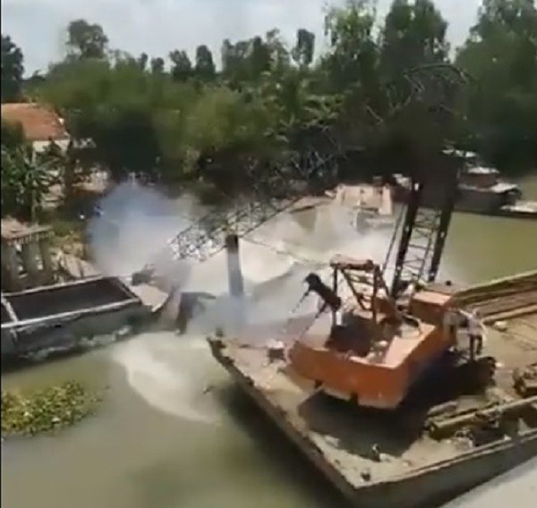 Cần cẩu cứu hộ gãy đôi khi trục vớt xe tải trong vụ sập cầu ở Đồng Tháp ảnh 1