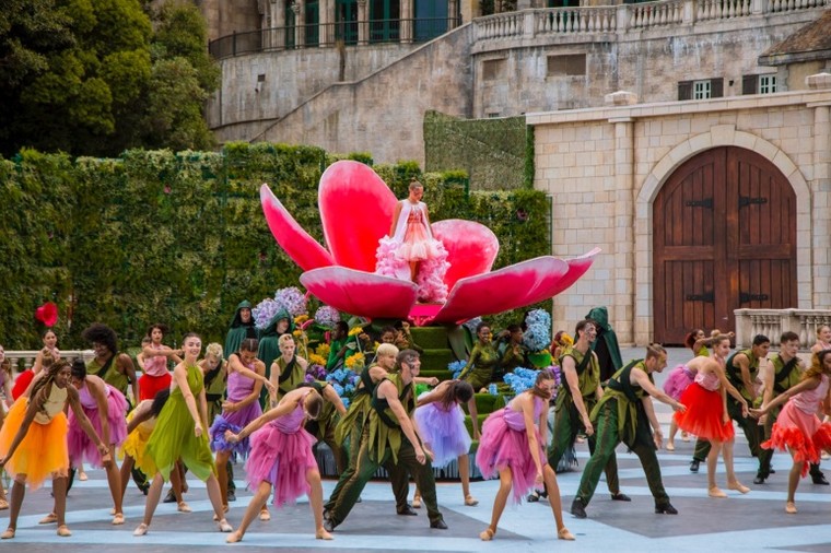 Chiêm ngưỡng những bộ trang phục cầu kỳ được “thửa riêng” cho Vũ hội Ánh Dương ảnh 10