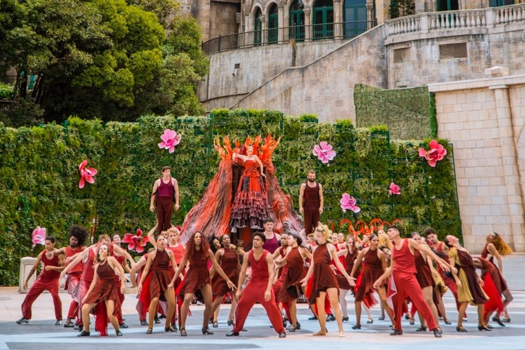 Chiêm ngưỡng những bộ trang phục cầu kỳ được “thửa riêng” cho Vũ hội Ánh Dương ảnh 11