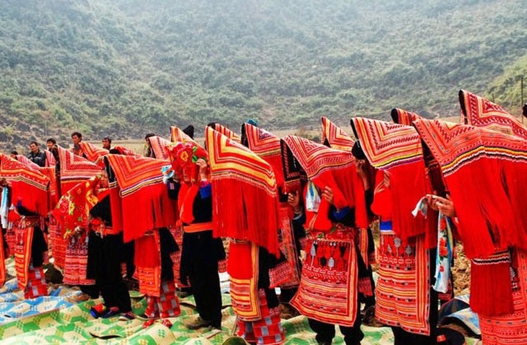 Lễ hội trùm chăn của dân tộc này được tổ chức vào tháng mấy?