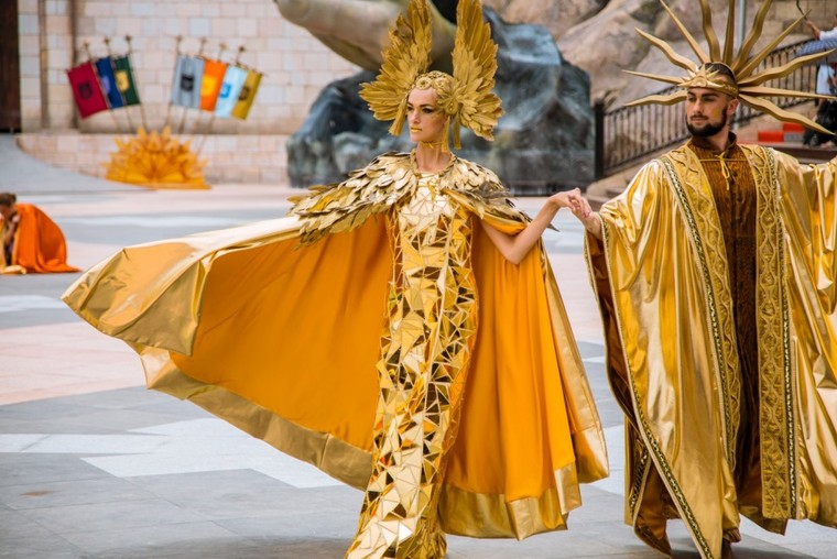 Chiêm ngưỡng những bộ trang phục cầu kỳ được “thửa riêng” cho Vũ hội Ánh Dương ảnh 2