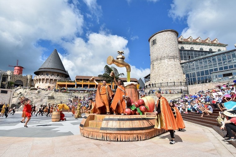 Chiêm ngưỡng những bộ trang phục cầu kỳ được “thửa riêng” cho Vũ hội Ánh Dương ảnh 3