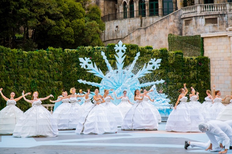 Chiêm ngưỡng những bộ trang phục cầu kỳ được “thửa riêng” cho Vũ hội Ánh Dương ảnh 7