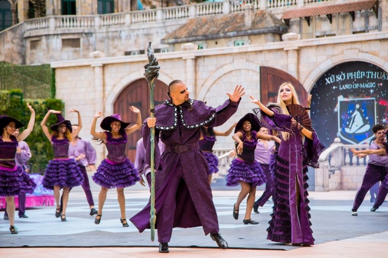 Chiêm ngưỡng những bộ trang phục cầu kỳ được “thửa riêng” cho Vũ hội Ánh Dương ảnh 8