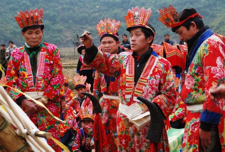 Địa điểm để tổ chức lễ hội trùm chăn là ở đâu?