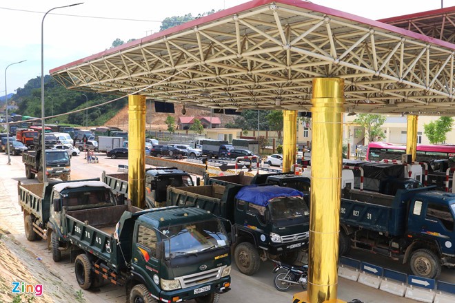 BOT Hòa Lạc - Hòa Bình tê liệt vì dân dừng xe phản đối việc thu phí ảnh 1