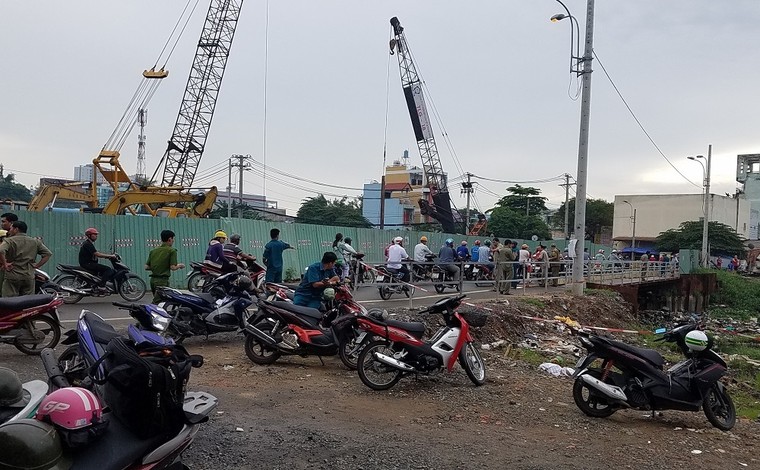 Con trai ngã quỵ nhận thi thể mẹ tử vong dưới mương nước Sài Gòn ảnh 1