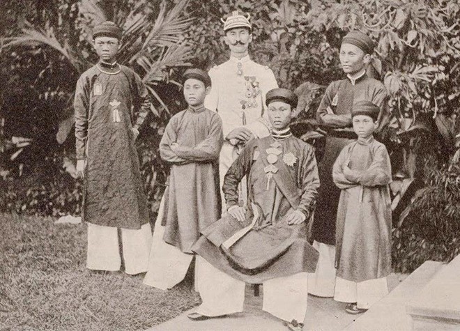 Ngoài giai thoại giả điên để qua mặt kẻ thù, vua Thành Thái còn được biết đến với giai thoại nào khác?