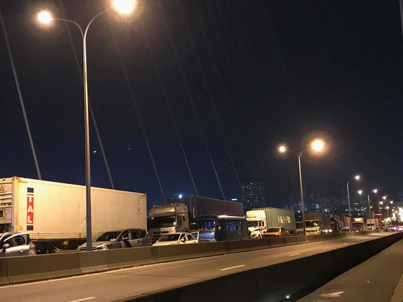 Xe tải lật ngang đường, giao thông cầu Phú Mỹ tê liệt nhiều giờ ảnh 1